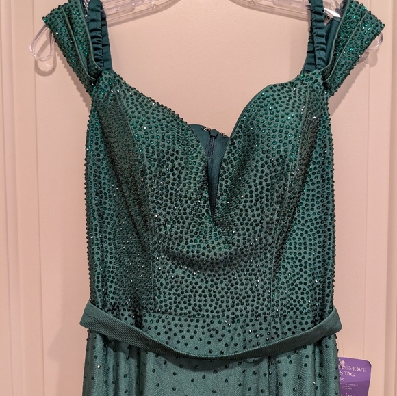 Ladivine by Cinderella Divine Off the Shoulder Emerald Green Gown Size 6 - Picture 4 of 11